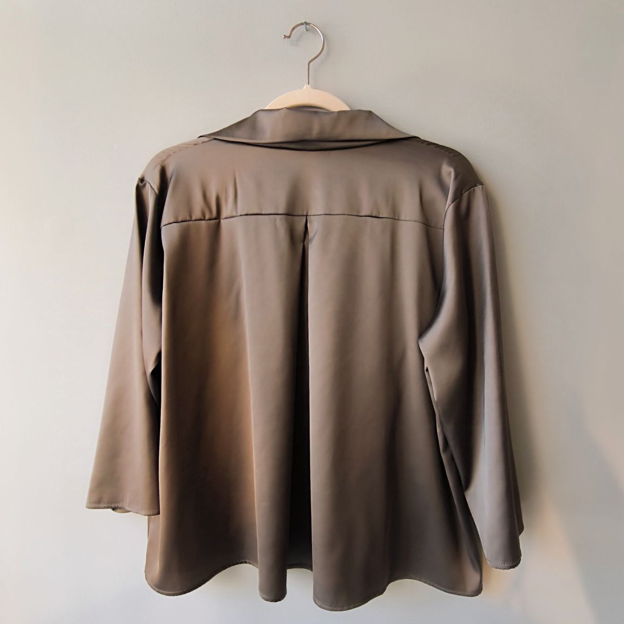 Camicia blusa elegante in satin con scollo a V e colletto vela