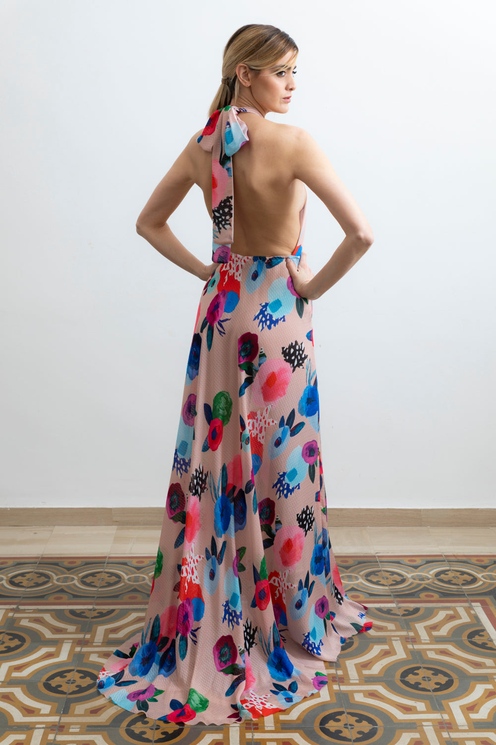 Abito Red Carpet Lungo con scollatura ad incrocio fantasia rosa