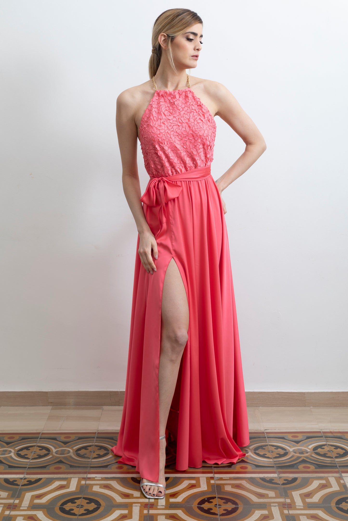 Abito Red Carpet lungo in satin corallo e pizzo 3D con scollo americano e spacco