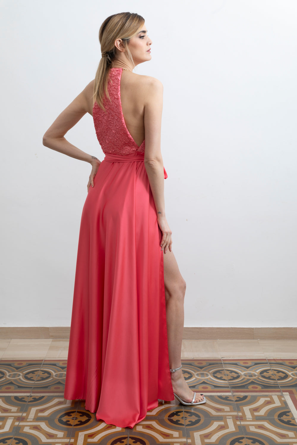 Abito Red Carpet lungo in satin corallo e pizzo 3D con scollo americano e spacco
