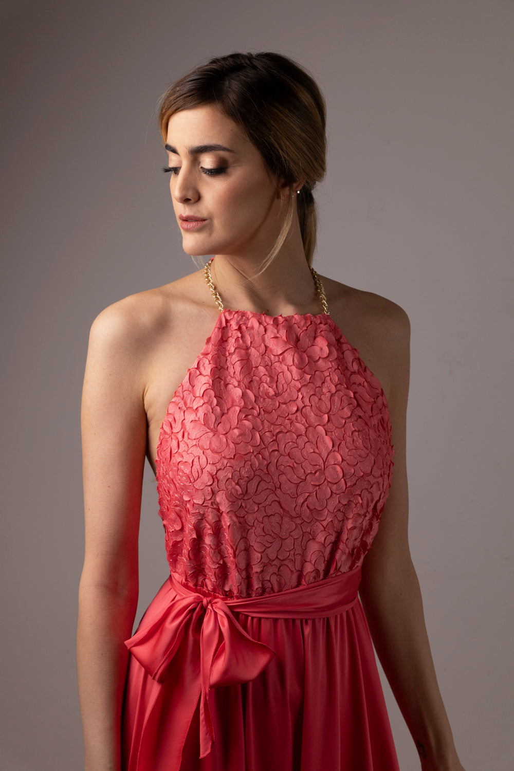 Abito Red Carpet lungo in satin corallo e pizzo 3D con scollo americano e spacco