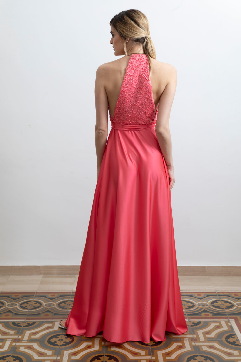 Abito Red Carpet lungo in satin corallo e pizzo 3D con scollo americano e spacco