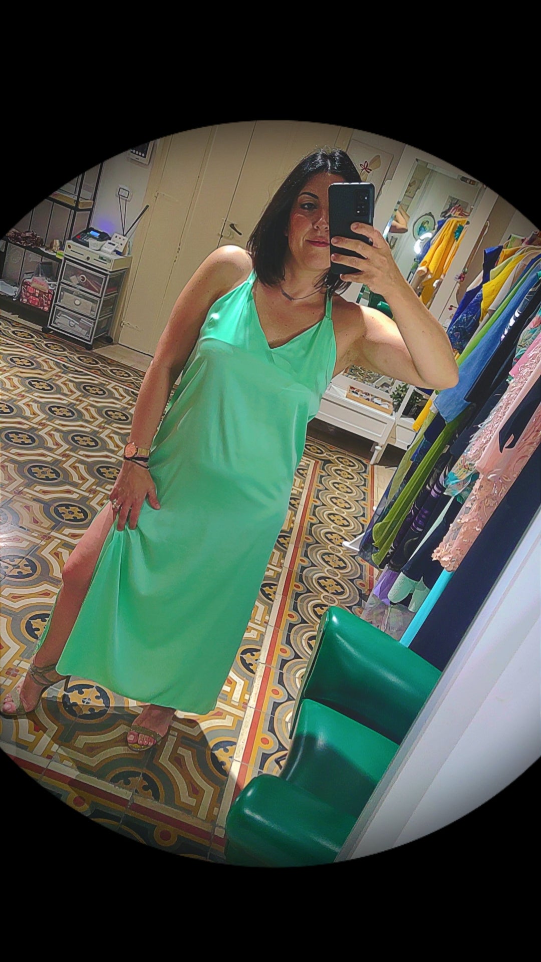 Abito in satin con spacchi e scollatura vogatore sul retro - Preordina