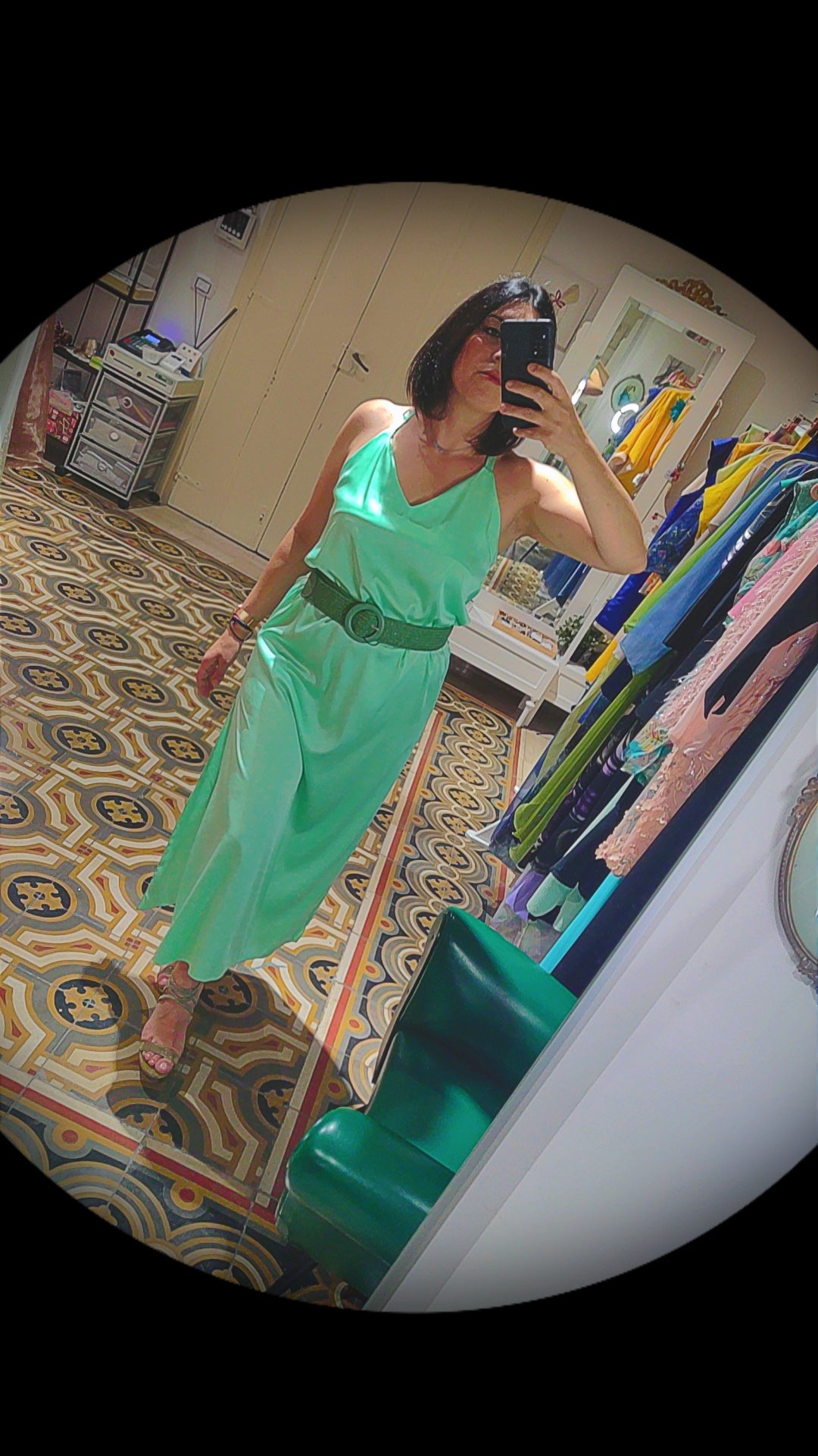 Abito in satin con spacchi e scollatura vogatore sul retro - Preordina