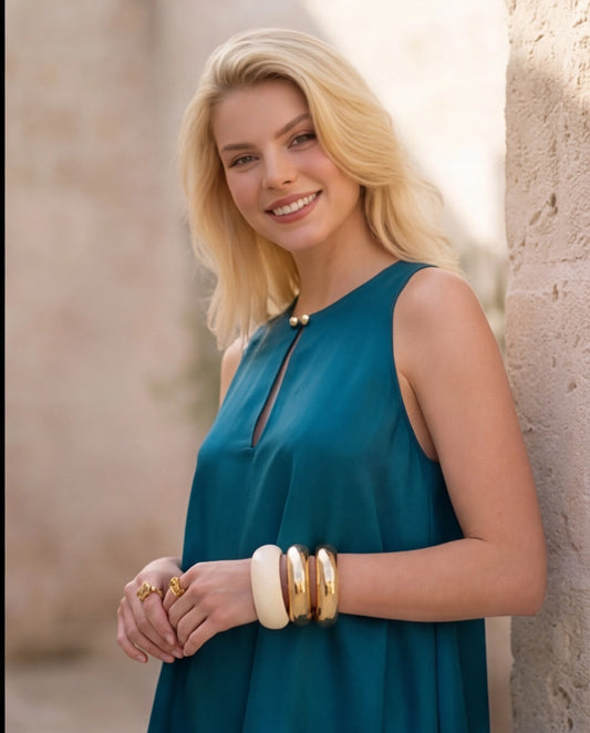 16. Abito corto fluido in satin con scollatura diamante