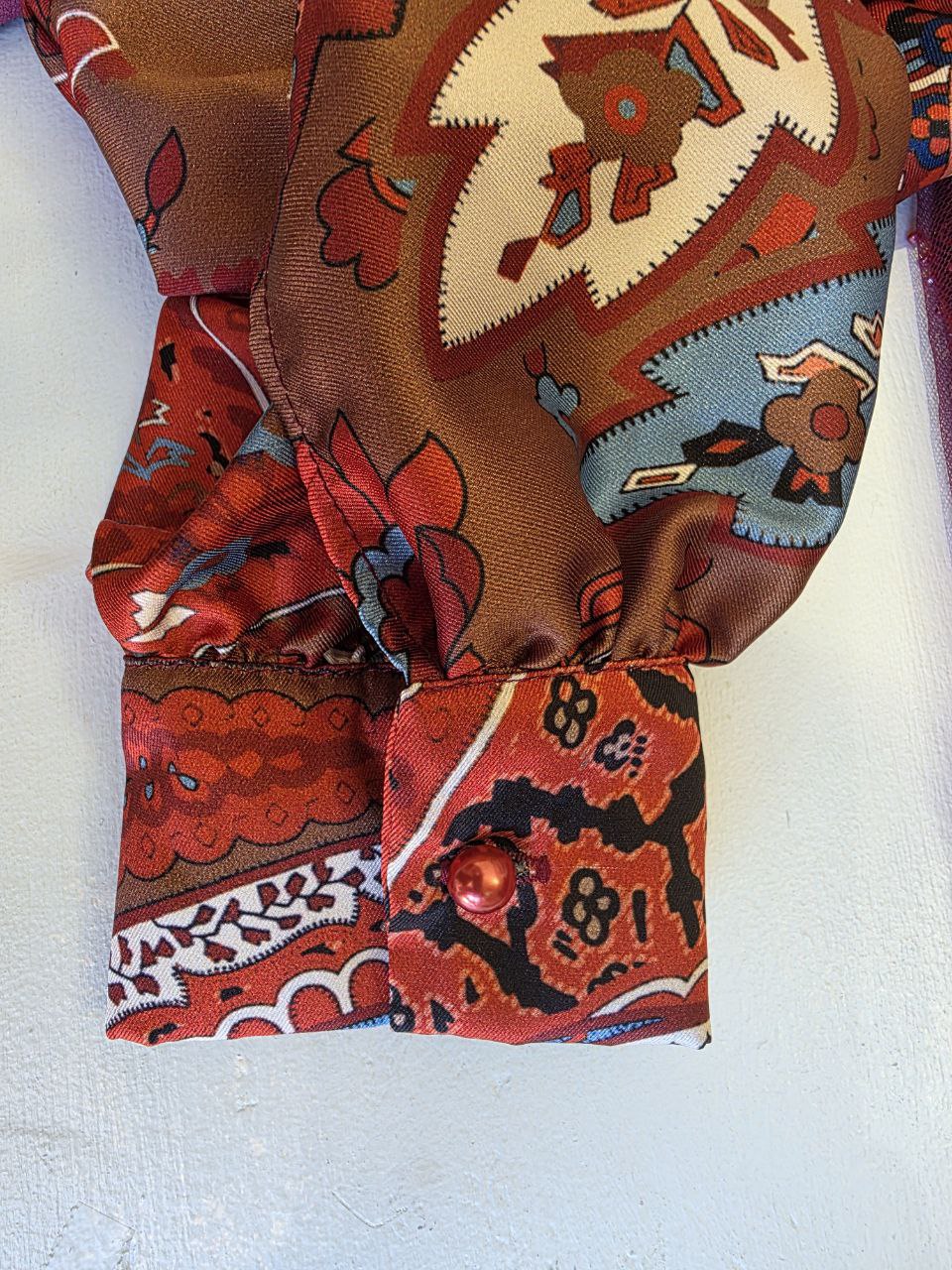 Camicia blusa in satin paisley con cravattino