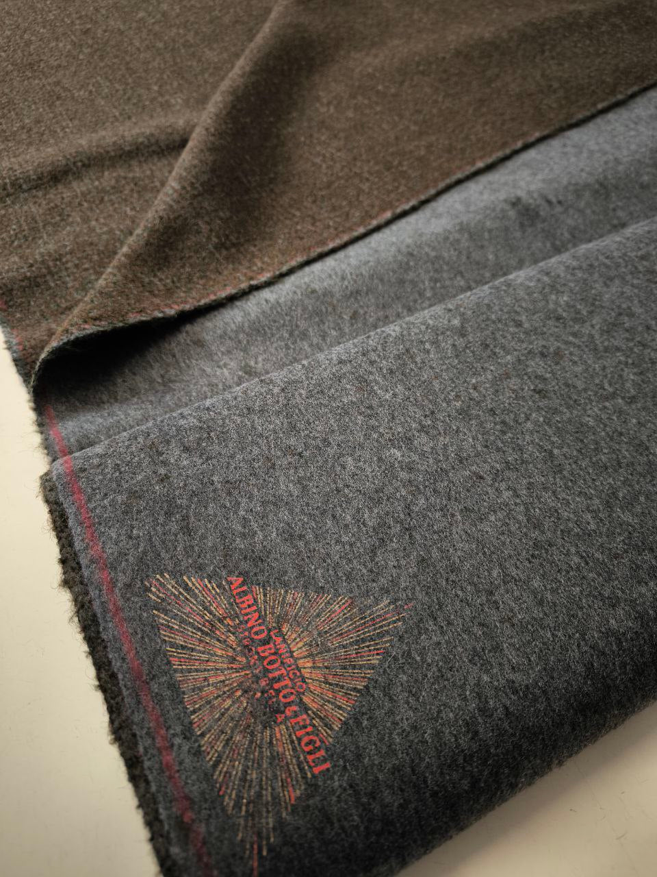 Cappotto corto sartoriale con cappuccio in tweed di lana brownie