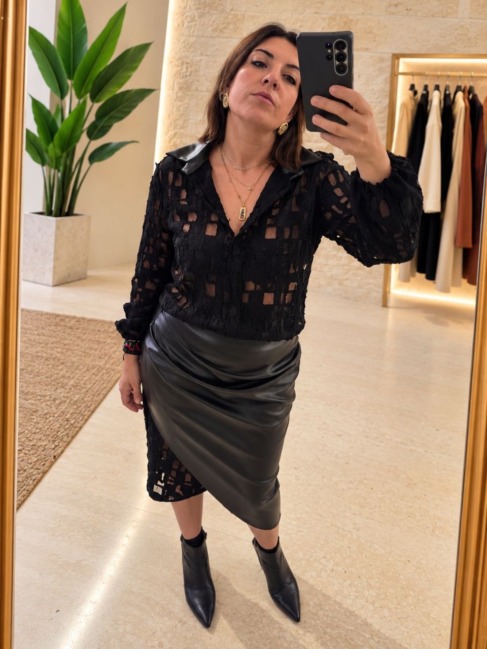 Camicia elegante nera devorata in seta con colletto in pelle Ohoskin®
