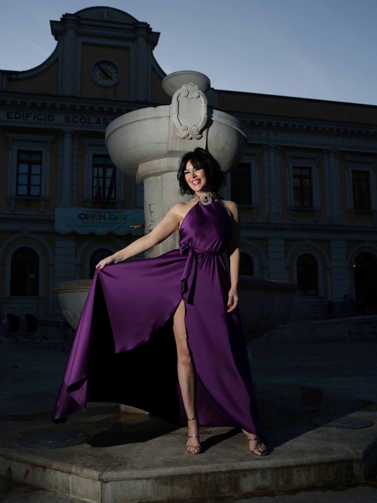 Abito Red Carpet lungo in satin viola con scollo americano e spacco