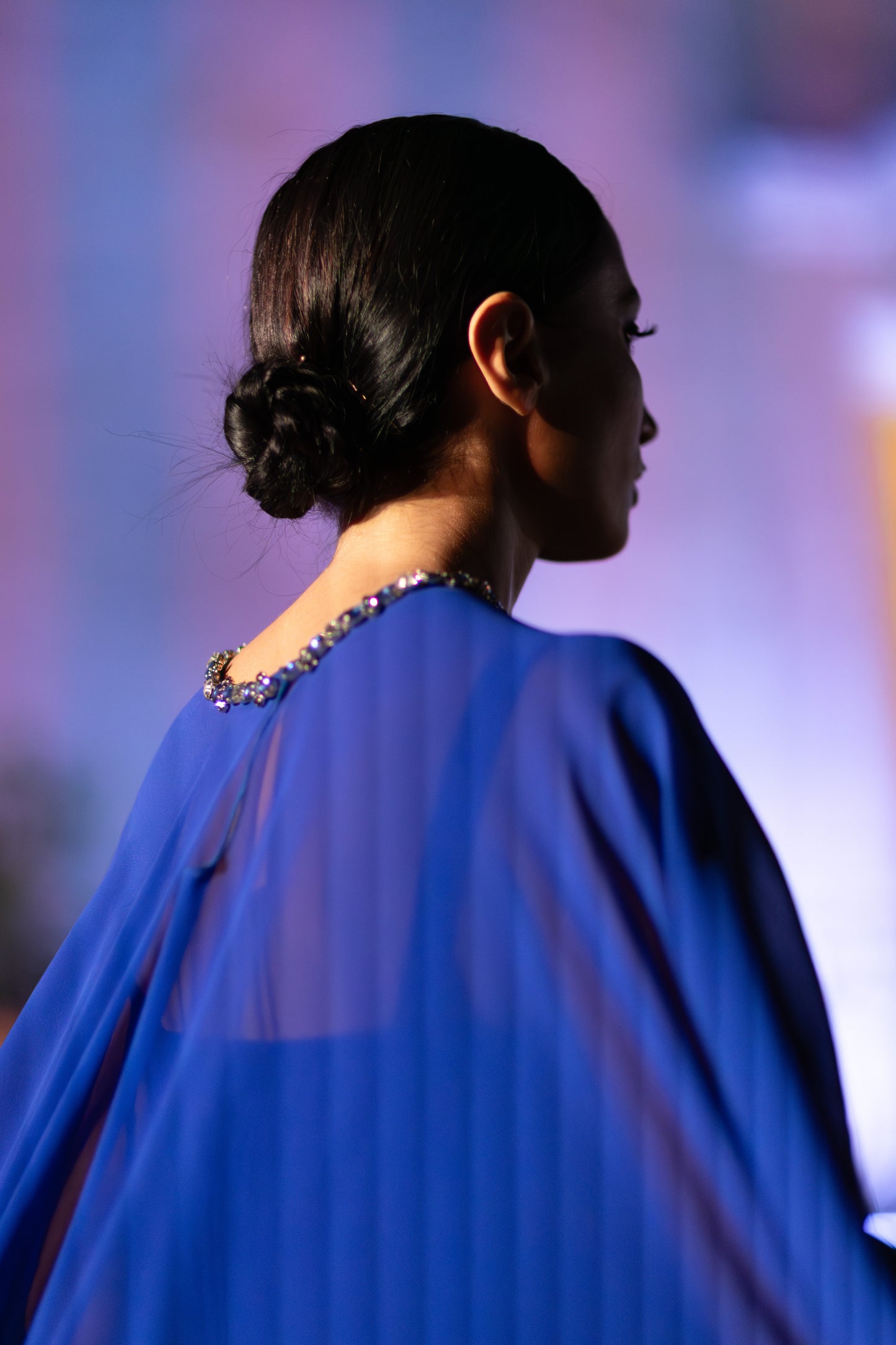 Abito Red Carpet A-Line con mantello in georgette blue royal - PREORDINA