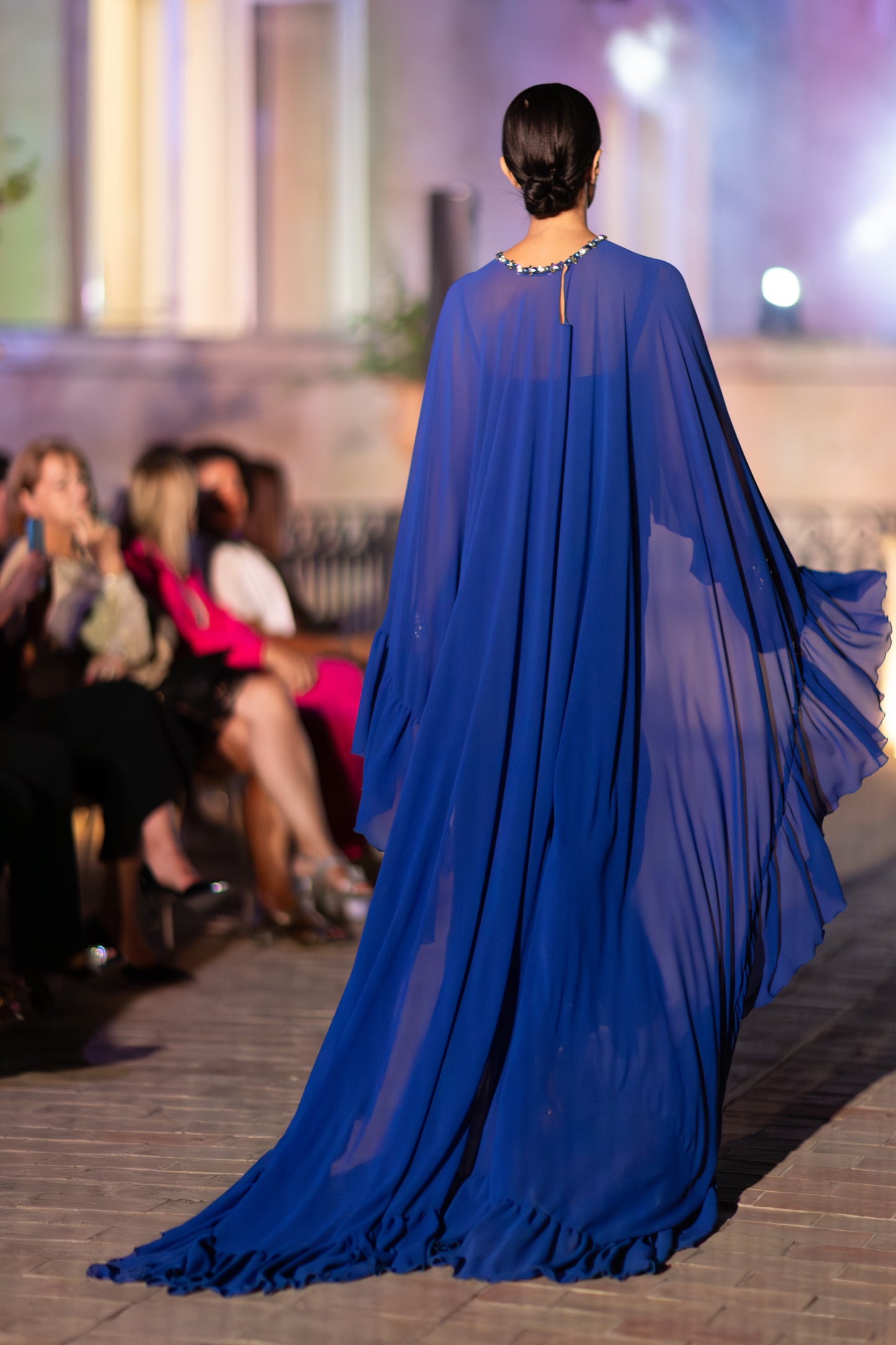 Abito Red Carpet A-Line con mantello in georgette blue royal - PREORDINA