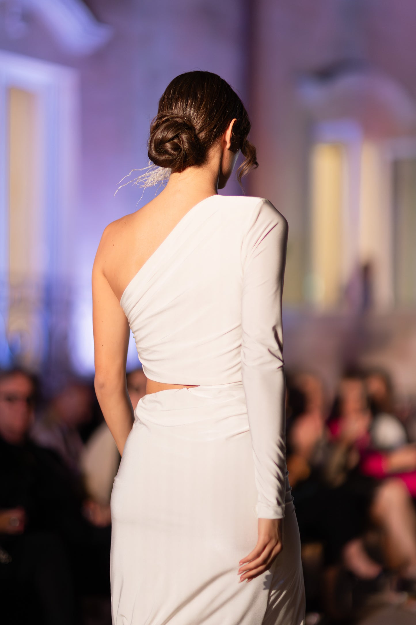 Abito Red Carpet bianco monospalla aderente con spacco e manica lunga - PREORDINA