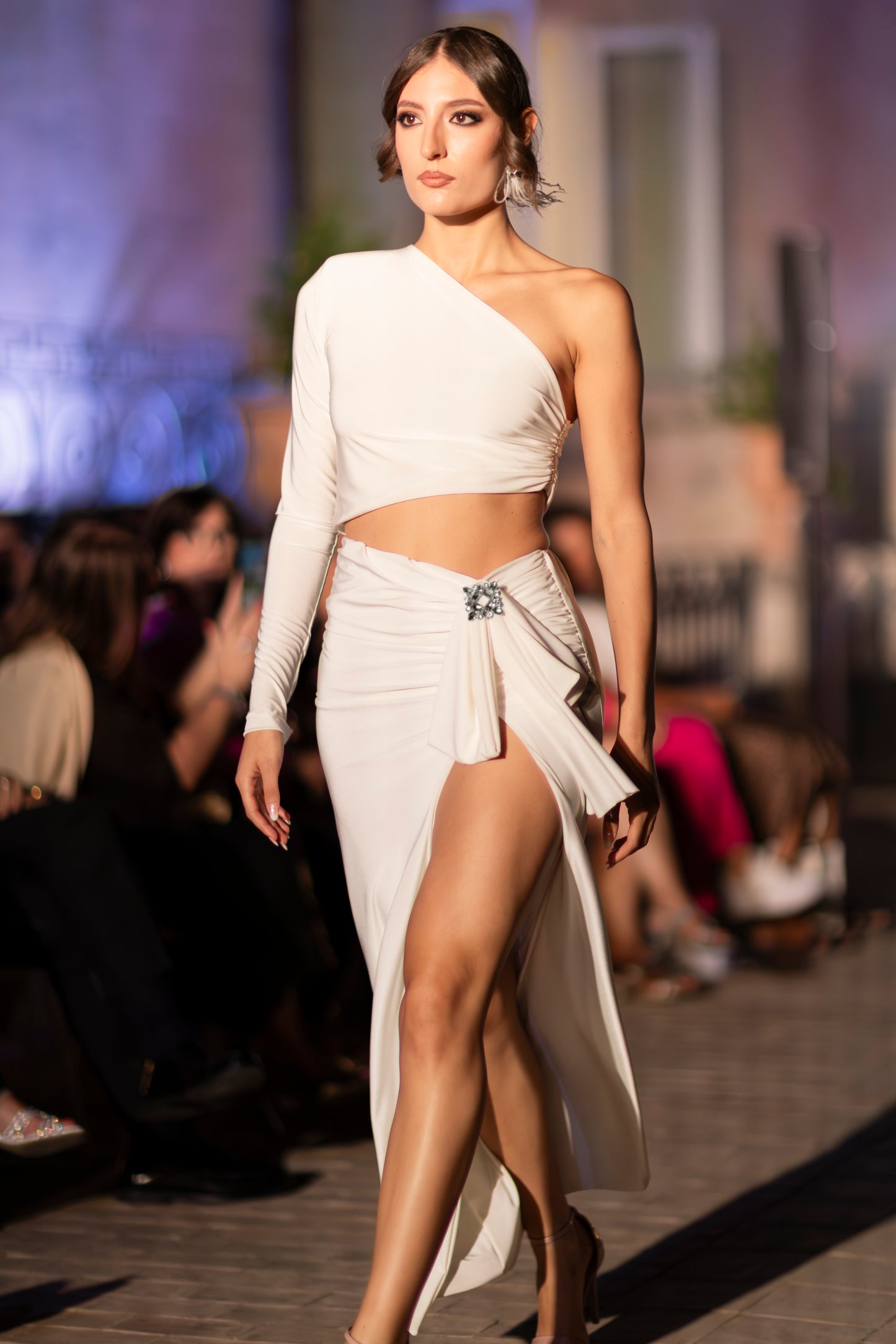 Abito Red Carpet bianco monospalla aderente con spacco e manica lunga - PREORDINA