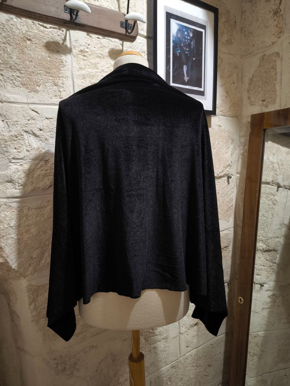 Coprispalle geometrico in velluto fluido effetto stola con maniche