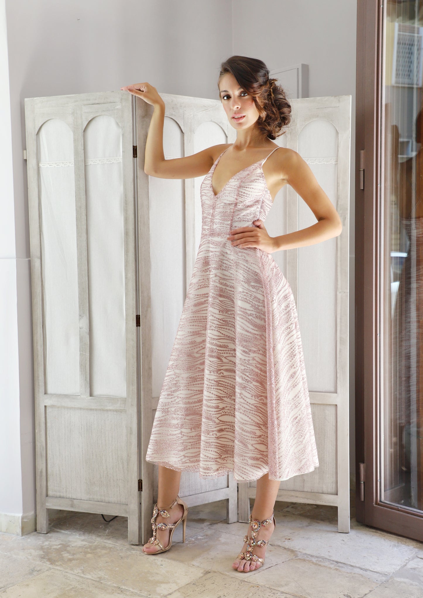 Abito Red Carpet midi in pizzo ricamato oro rosa