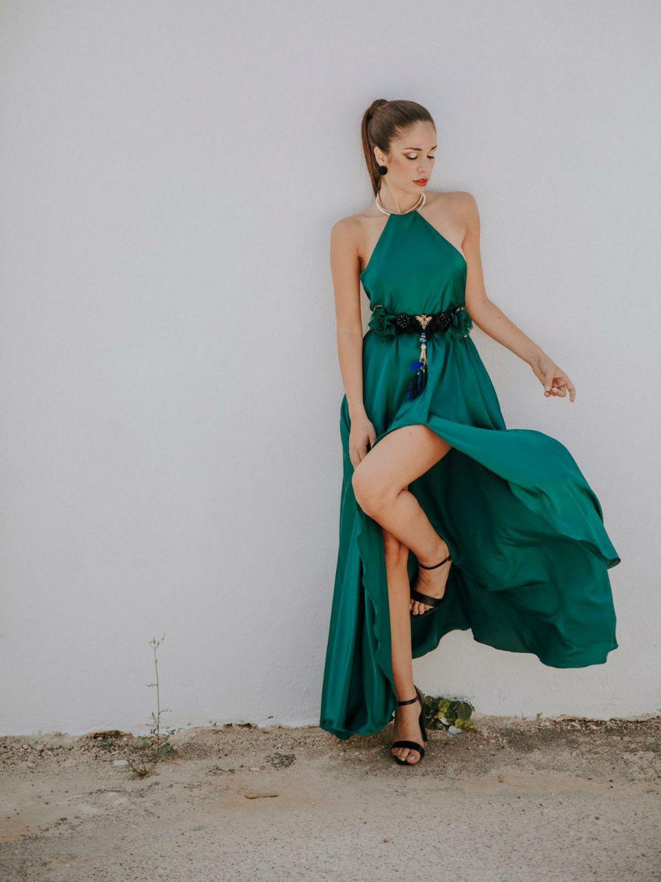 Abito Red Carpet lungo in satin verde con scollo americano e spacco - preordina