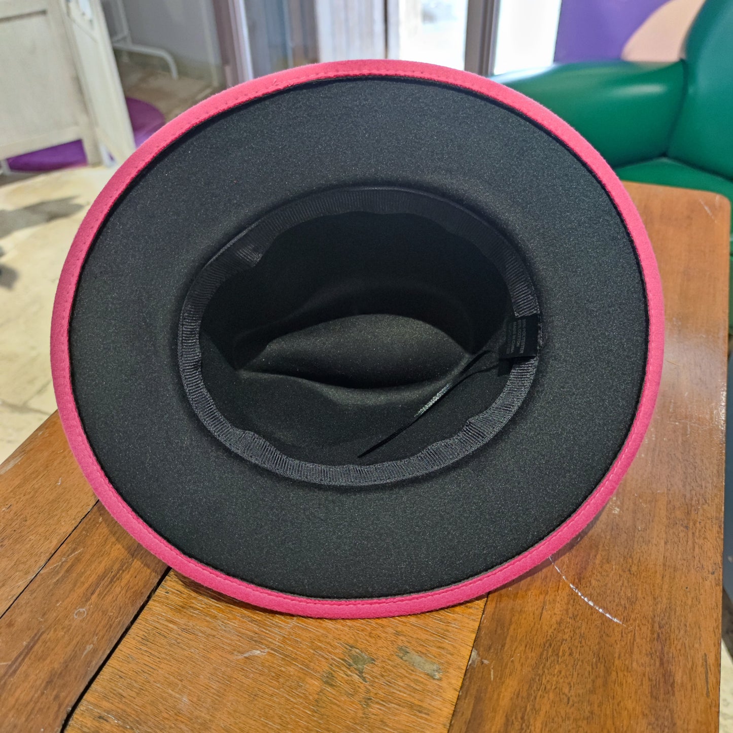 Cappello fucsia e nero a falda larga stile jazz