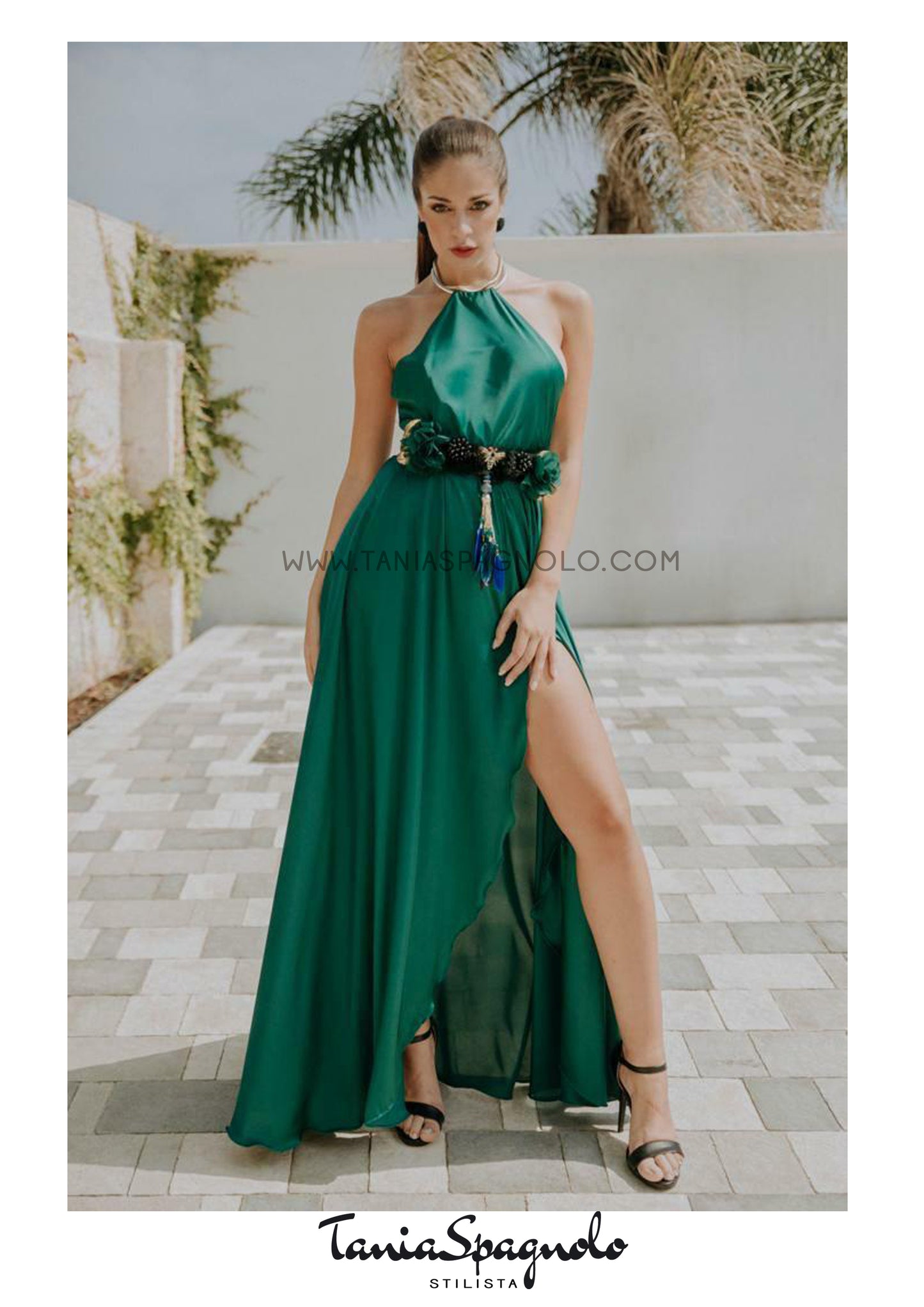 Abito Red Carpet lungo in satin verde con scollo americano e spacco - preordina