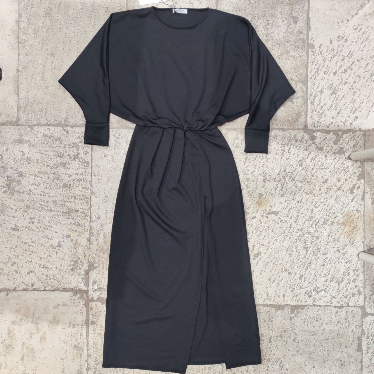 Abito nero morbido con spacco e manica lunga