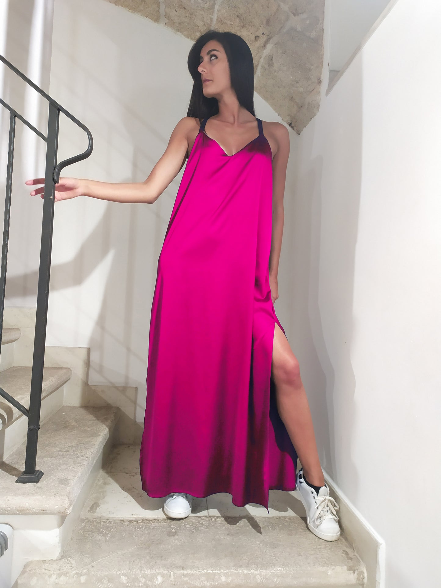 Abito in satin con spacchi e scollatura vogatore sul retro - Preordina
