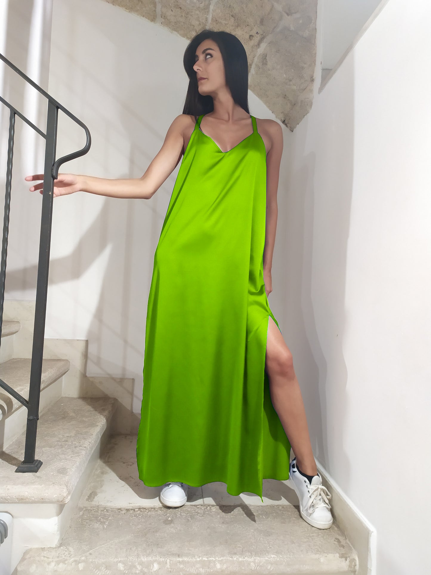Abito in satin con spacchi e scollatura vogatore sul retro - Preordina