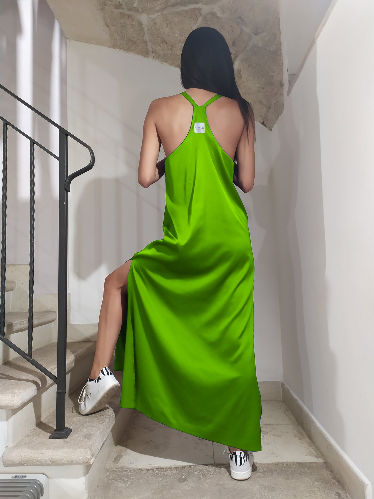 Abito in satin con spacchi e scollatura vogatore sul retro - Preordina
