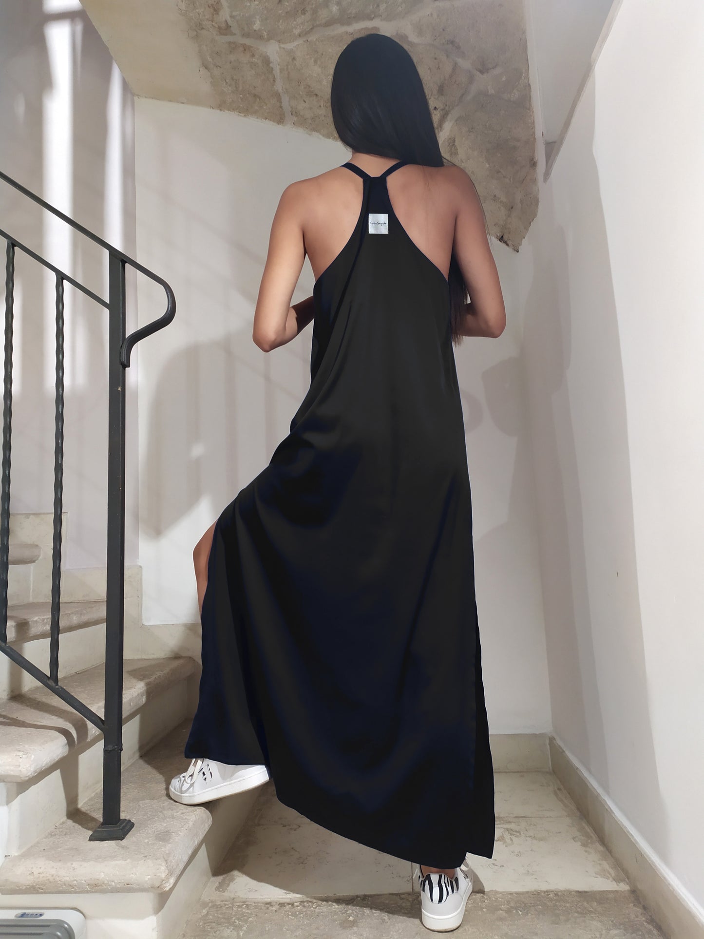 Abito in satin con spacchi e scollatura vogatore sul retro - Preordina