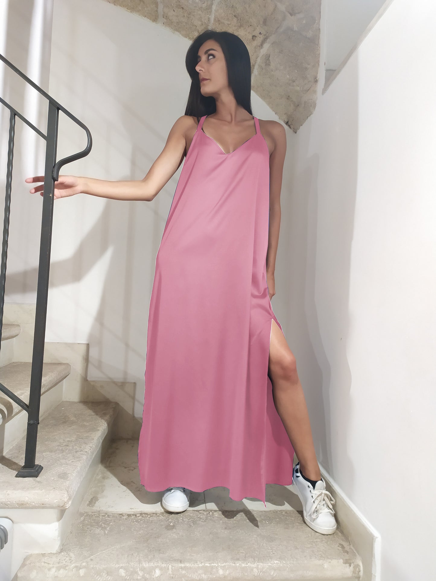 Abito in satin con spacchi e scollatura vogatore sul retro - Preordina