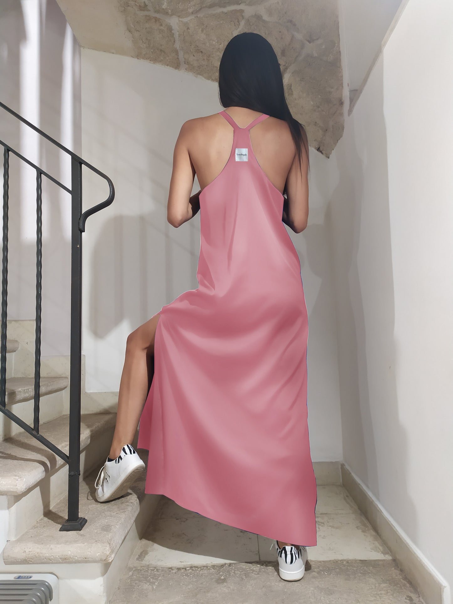 Abito in satin con spacchi e scollatura vogatore sul retro - Preordina