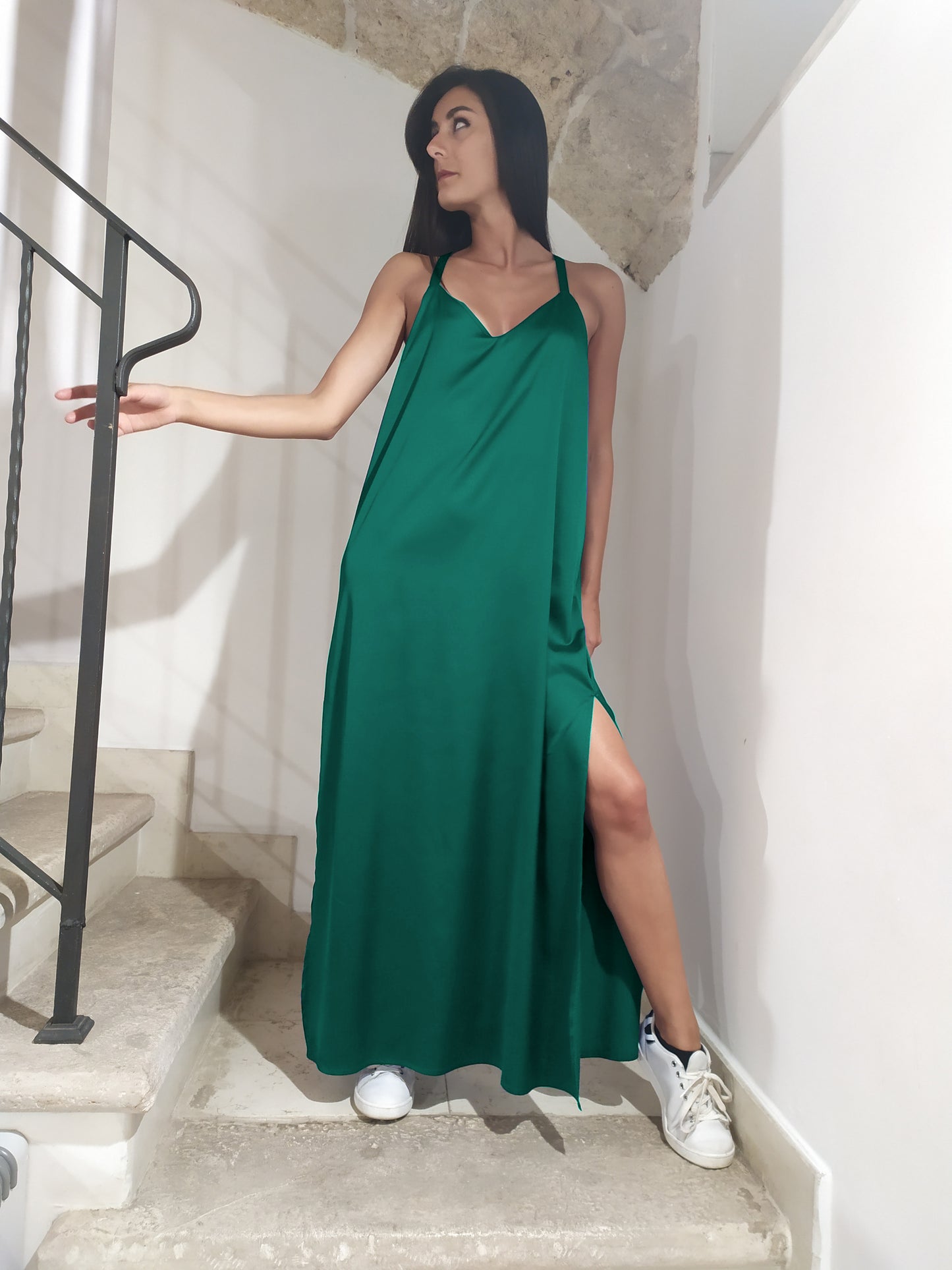 Abito in satin con spacchi e scollatura vogatore sul retro - Preordina