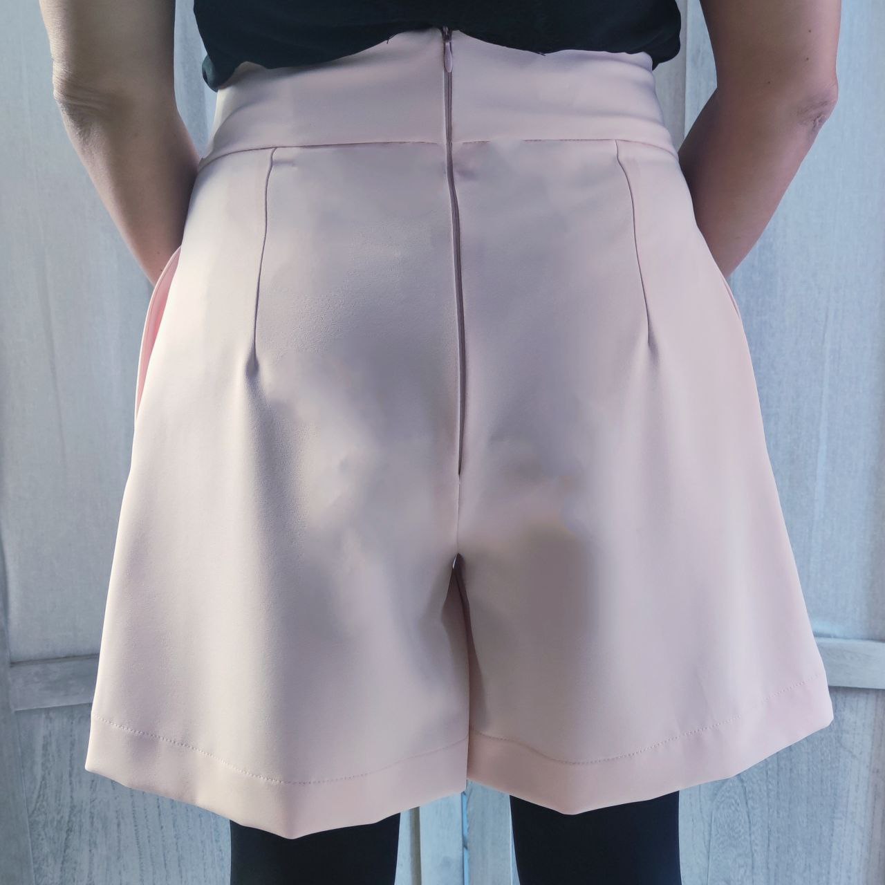 SHORTS SVASATO CON PIEGA