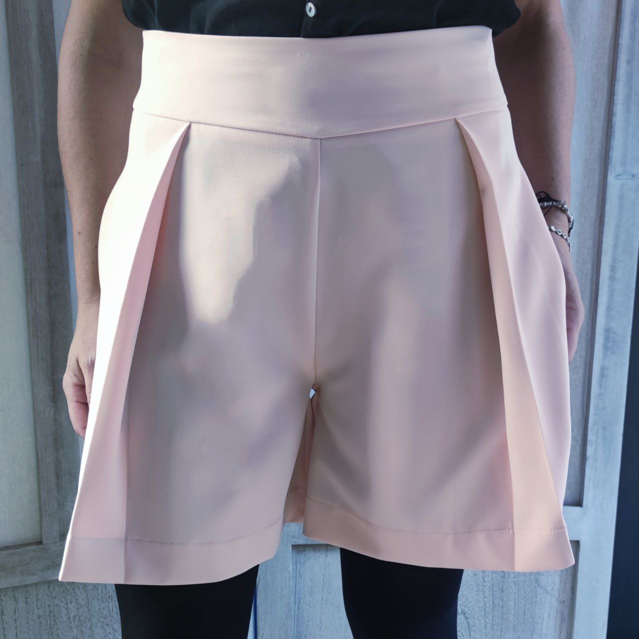 SHORTS SVASATO CON PIEGA