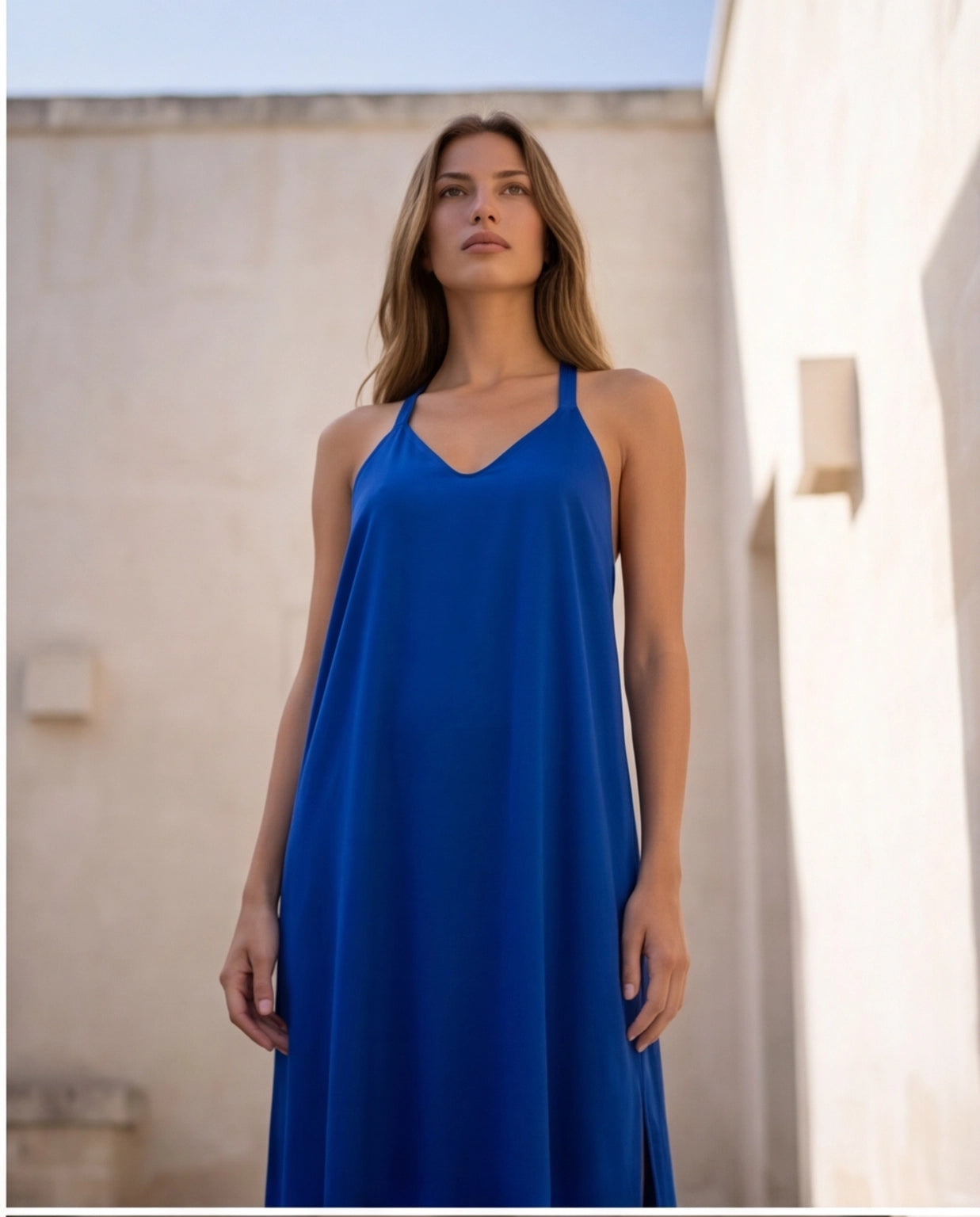 Abito in satin con spacchi e scollatura vogatore sul retro - Preordina