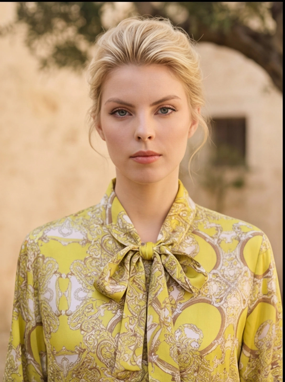 Camicia blusa in satin broccato con cravattino