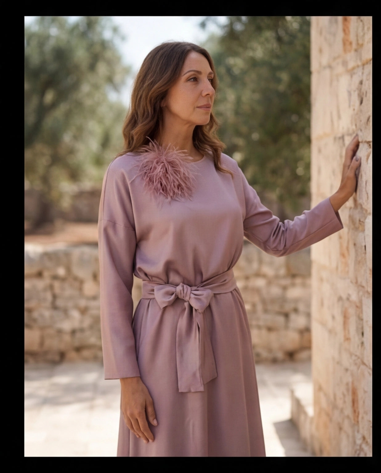 53. Abito caftano elegante dritto con maniche lunghe e con spacchi laterali in satin