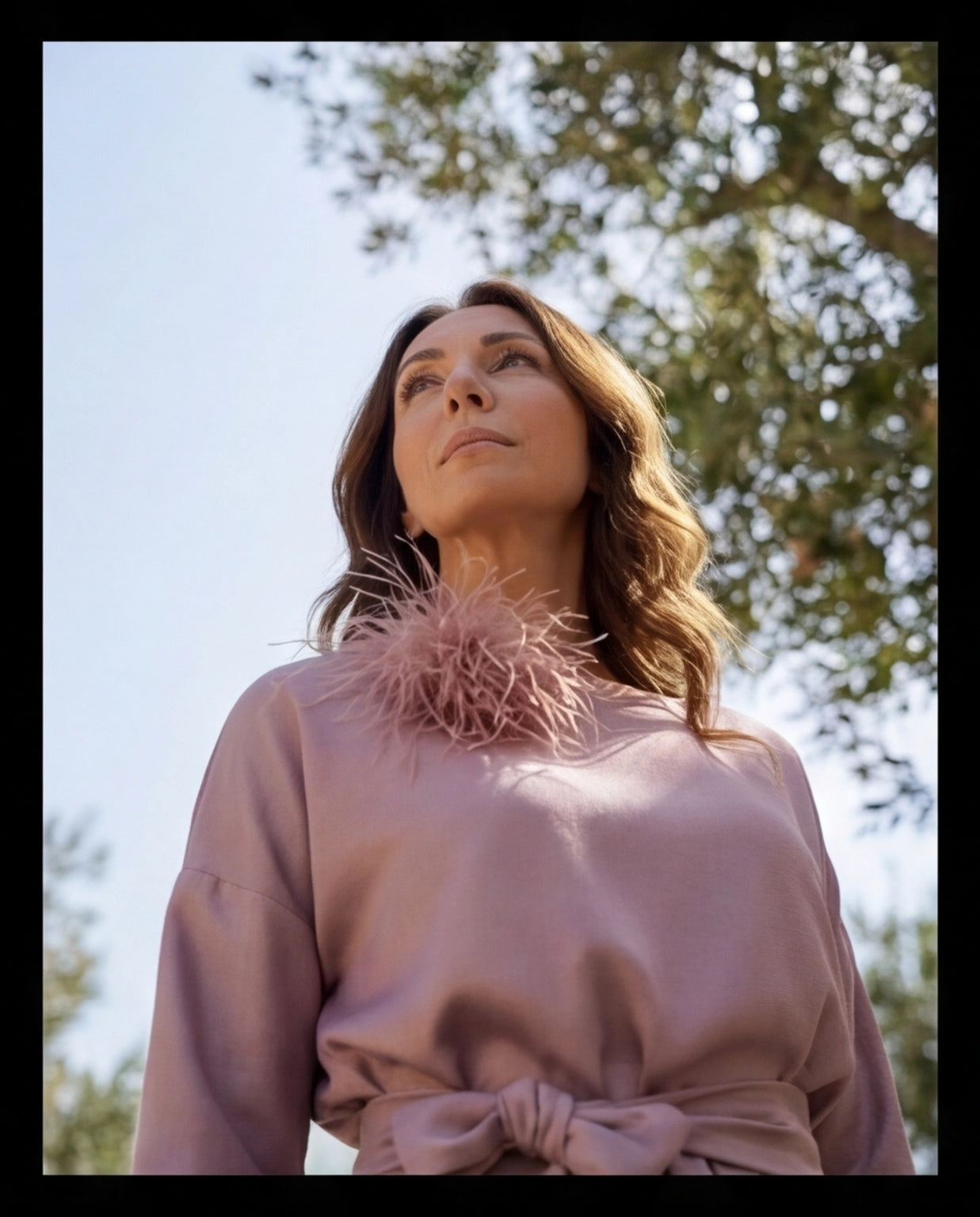 53. Abito caftano elegante dritto con maniche lunghe e con spacchi laterali in satin