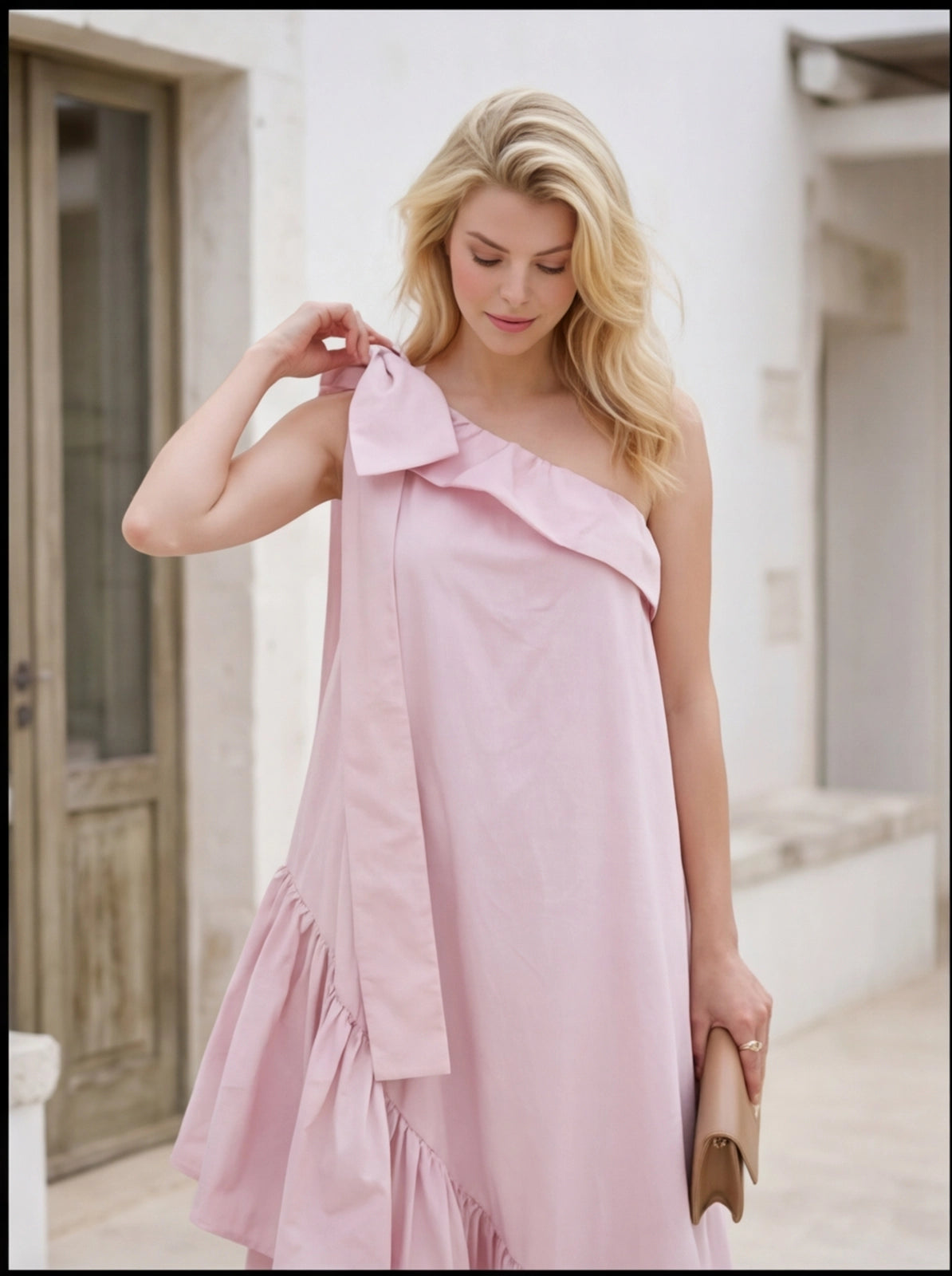 04. Abito lungo monospalla con maxi fiocco e rouche rosa confetto