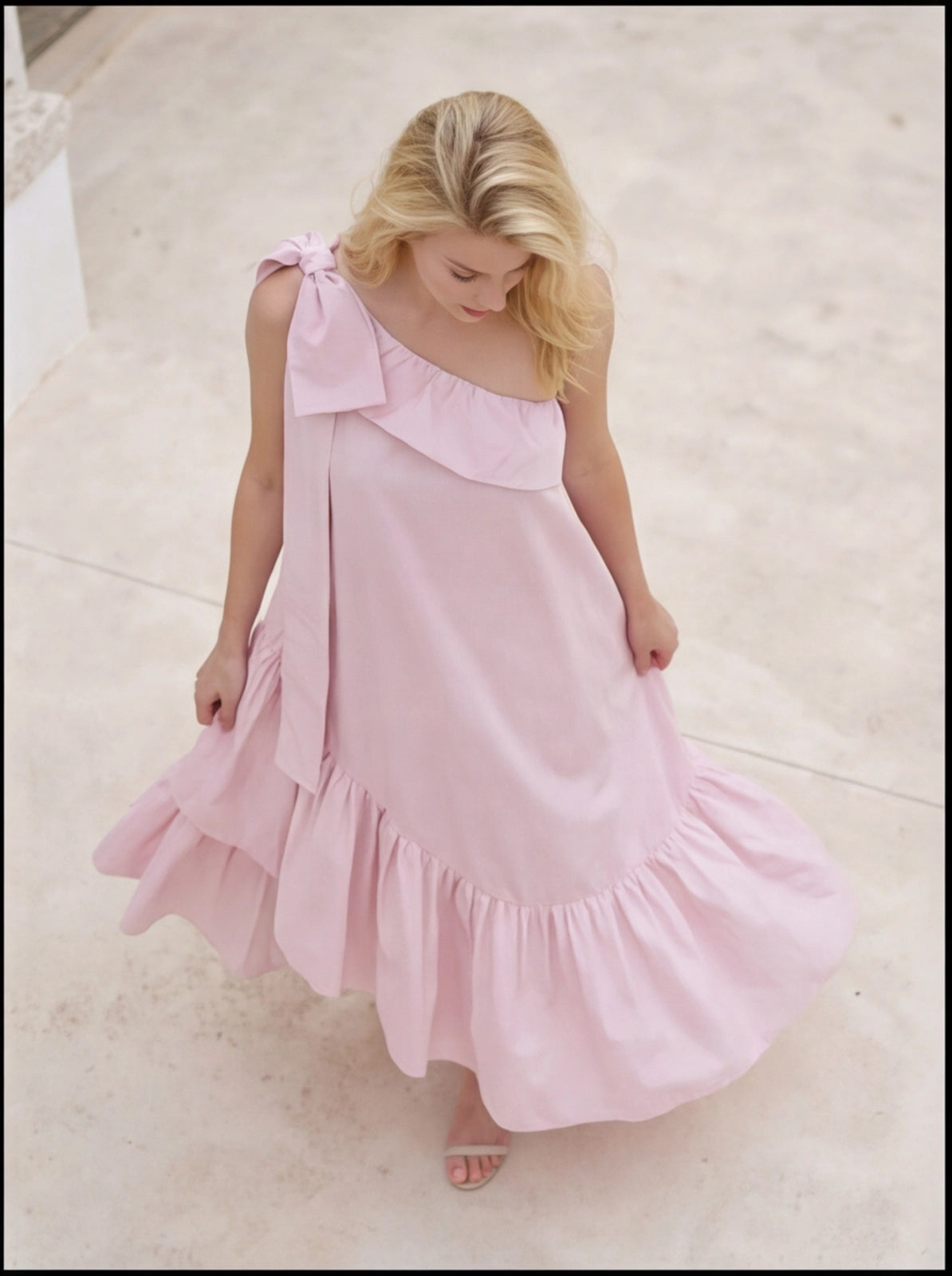 04. Abito lungo monospalla con maxi fiocco e rouche rosa confetto