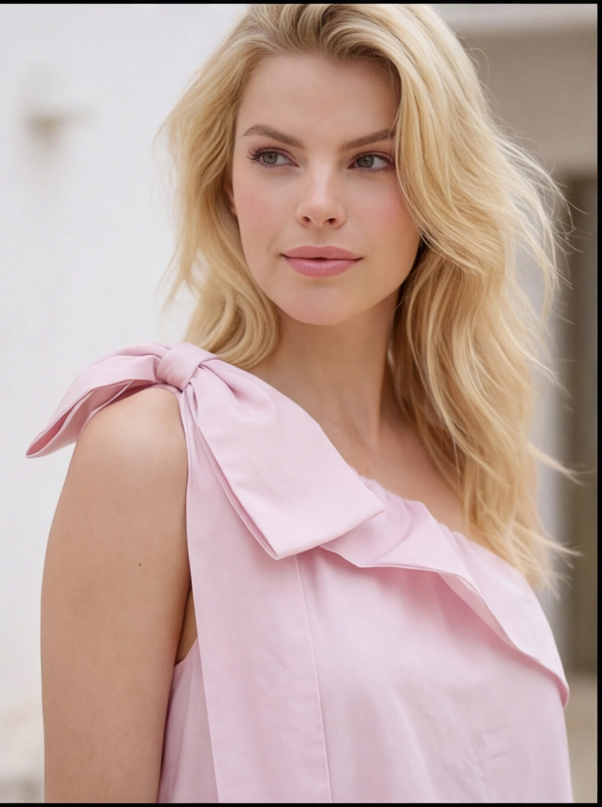 04. Abito lungo monospalla con maxi fiocco e rouche rosa confetto