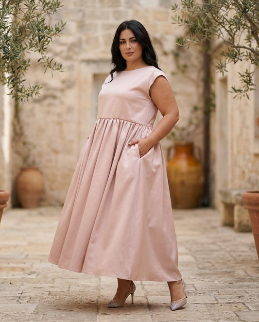 19. Abito lungo con scollo a V e tasche laterali nascoste in raso rosa cipria - PLUS SIZE