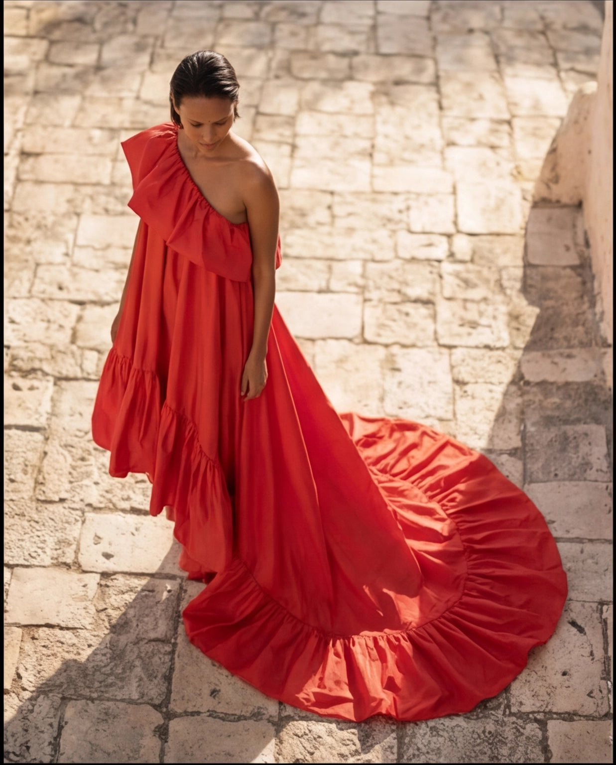 12. Abito Red Carpet Lungo monospalla con maxi rouche rosso corallo