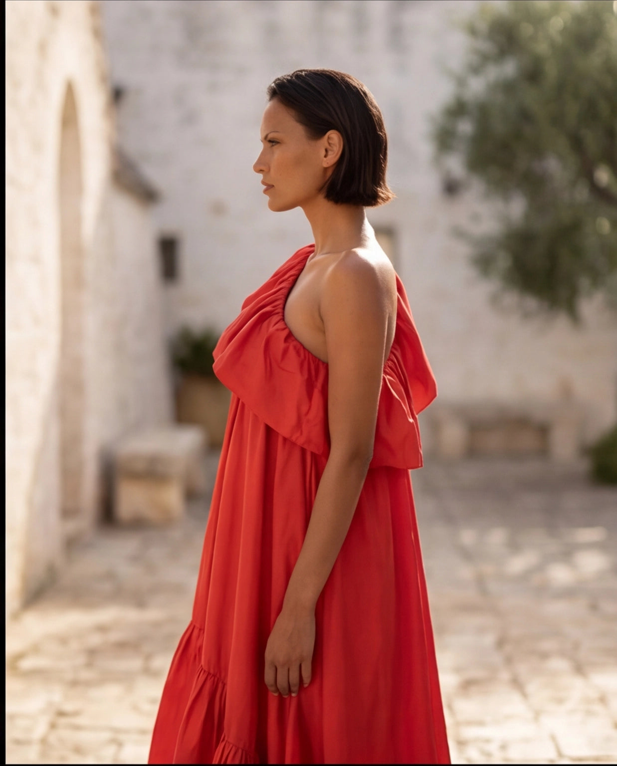 12. Abito Red Carpet Lungo monospalla con maxi rouche rosso corallo