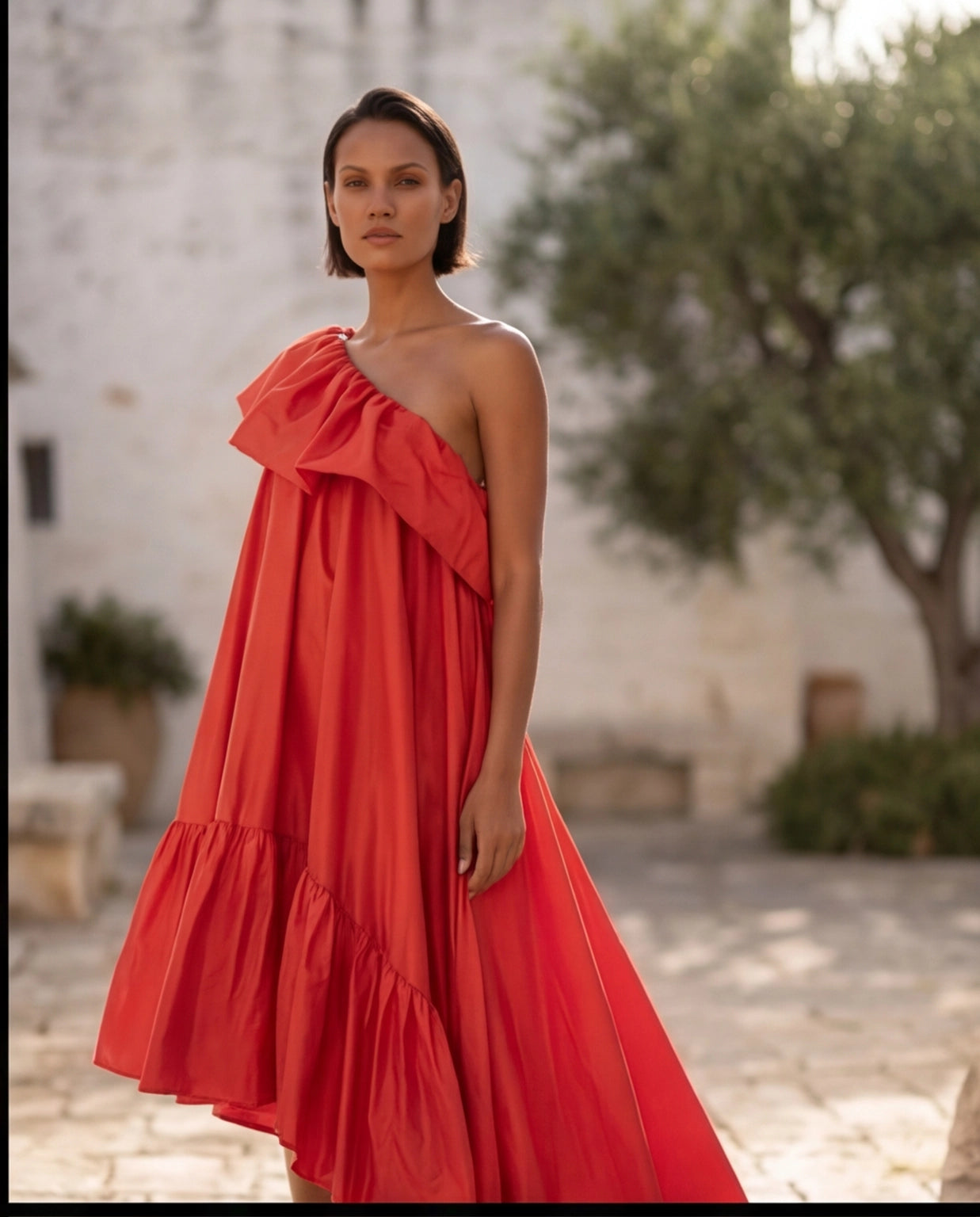 12. Abito Red Carpet Lungo monospalla con maxi rouche rosso corallo