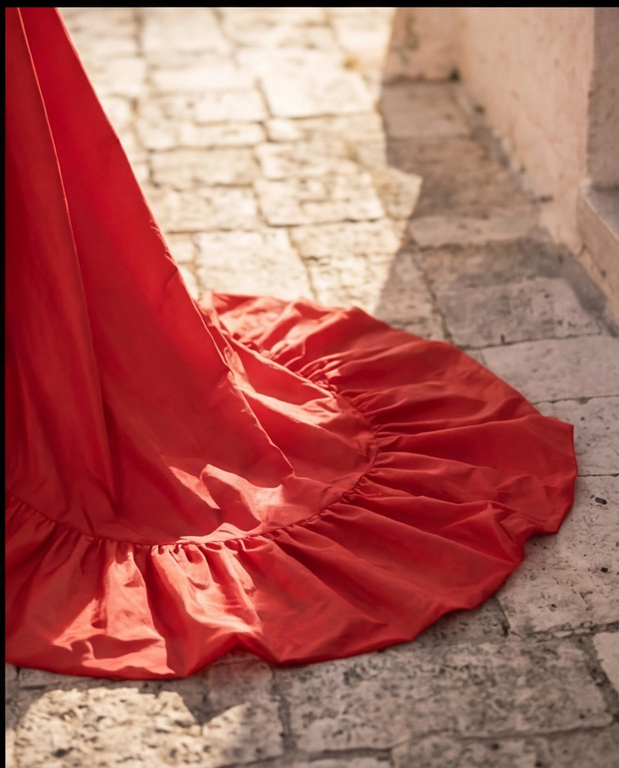 12. Abito Red Carpet Lungo monospalla con maxi rouche rosso corallo