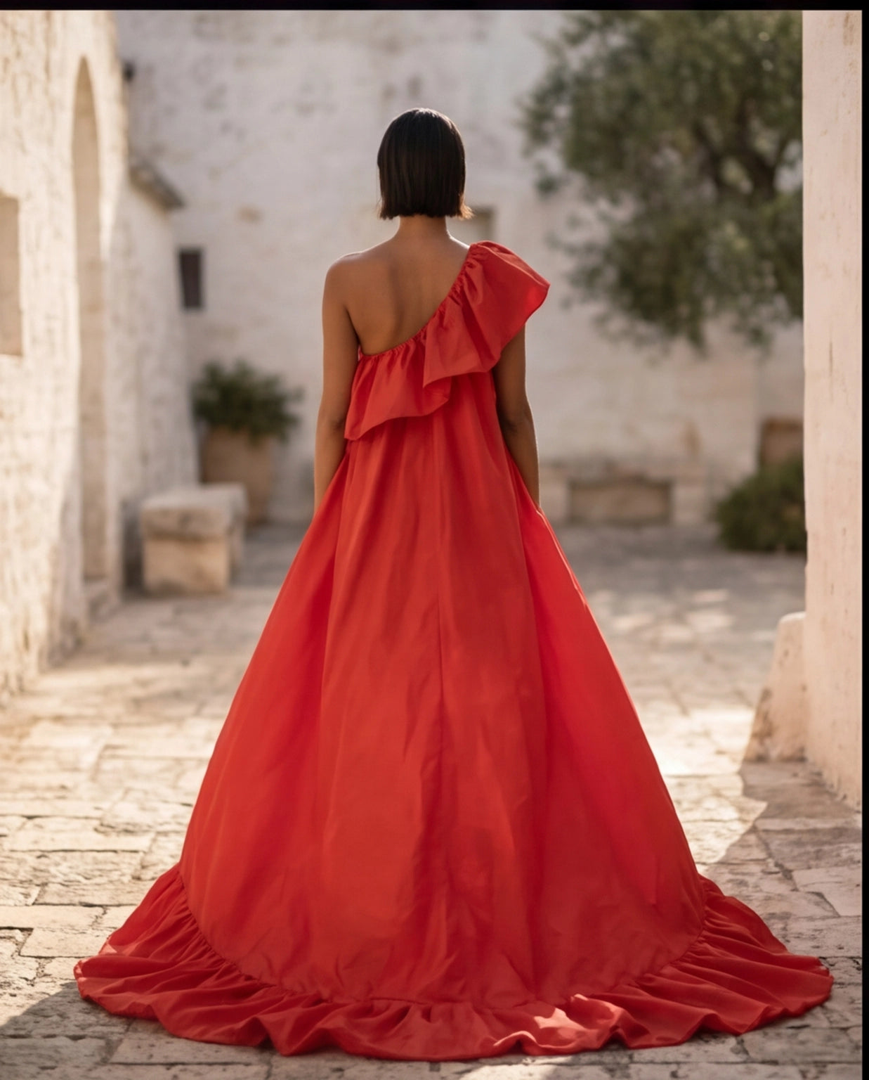 12. Abito Red Carpet Lungo monospalla con maxi rouche rosso corallo