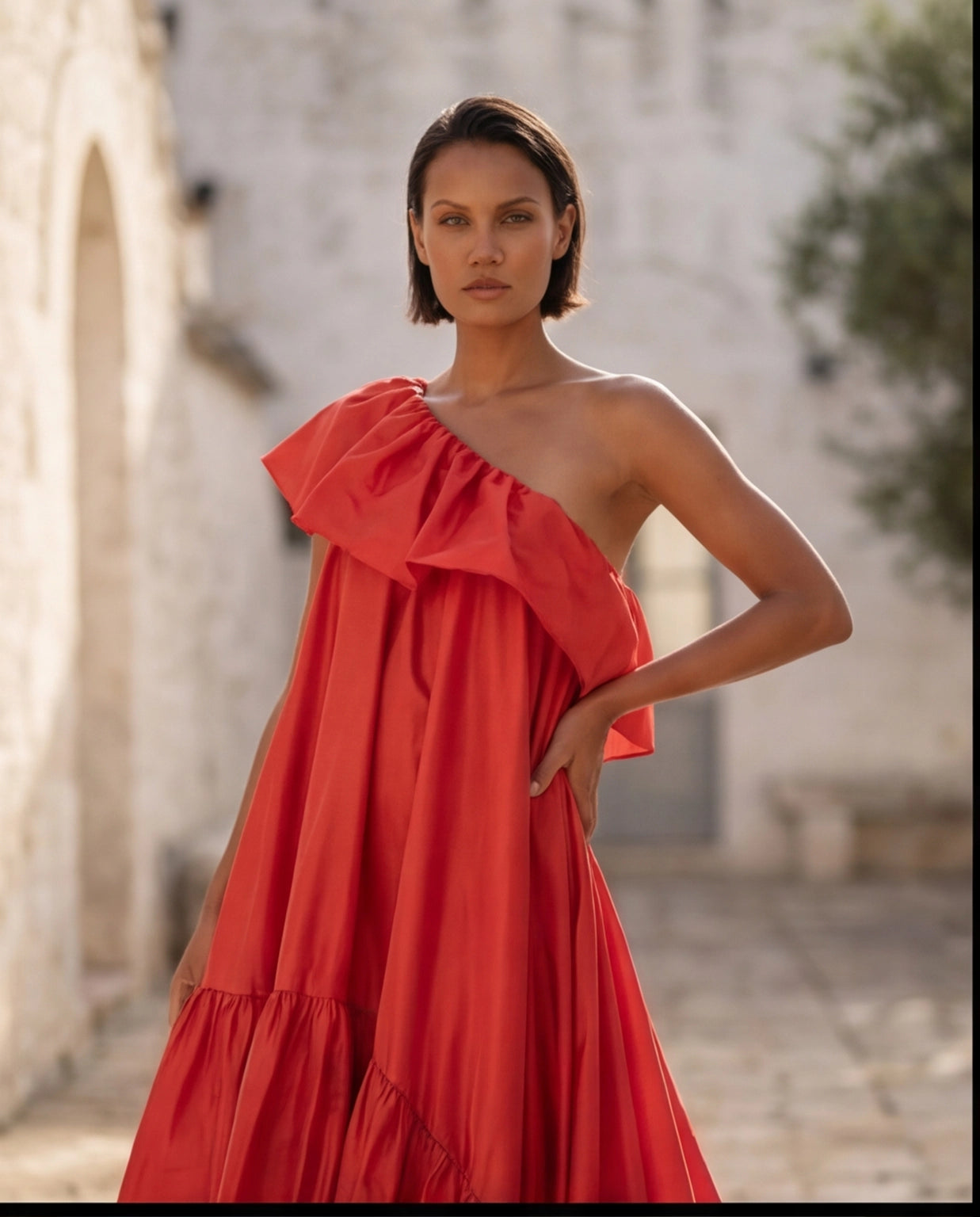 12. Abito Red Carpet Lungo monospalla con maxi rouche rosso corallo