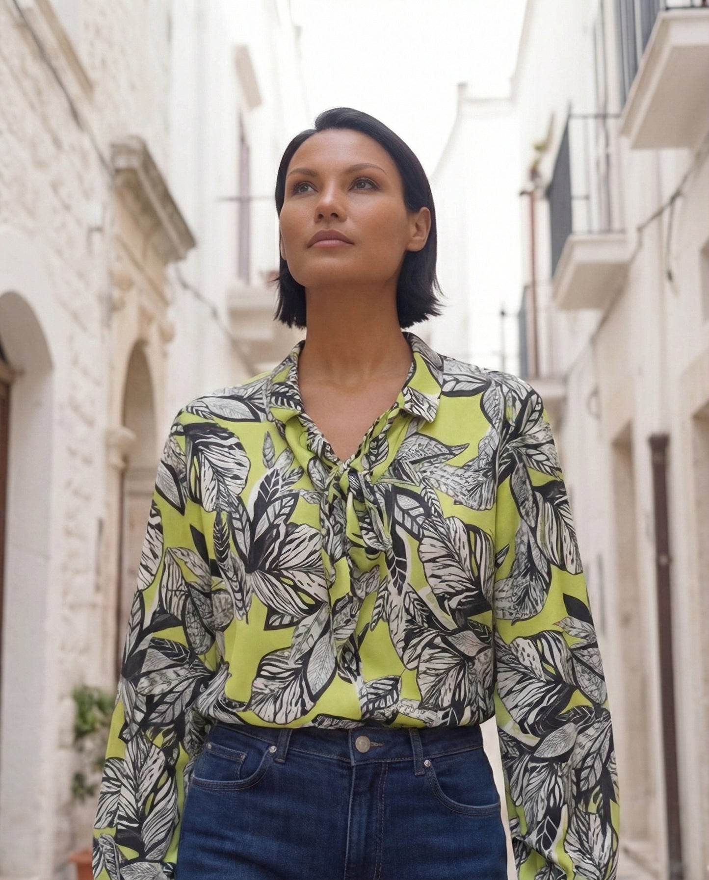 Camicia blusa in satin lime fantasia foglie con cravattino