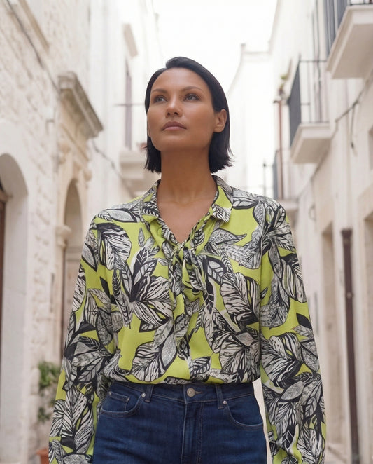 Camicia blusa in satin lime fantasia foglie con cravattino