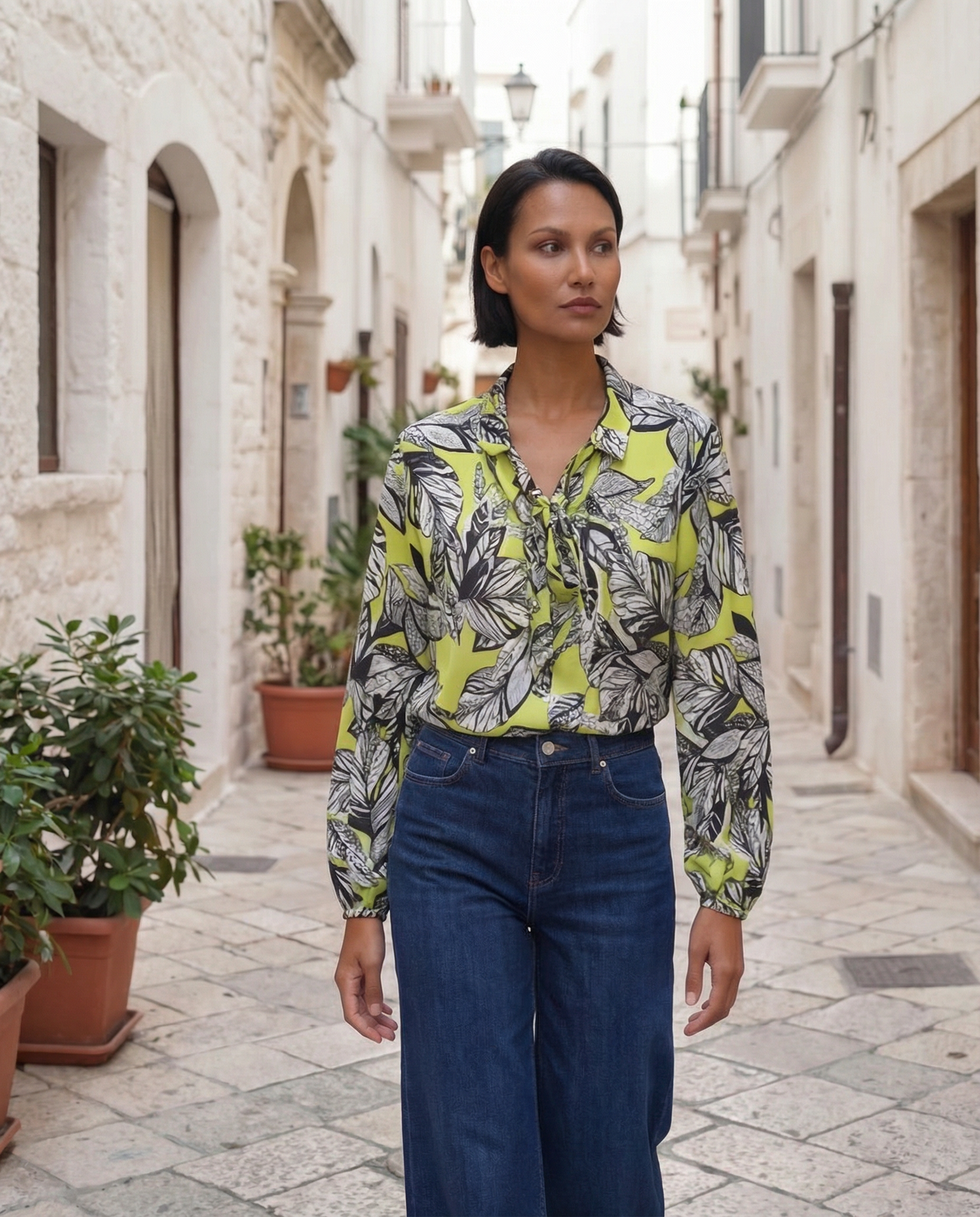 Camicia blusa in satin lime fantasia foglie con cravattino