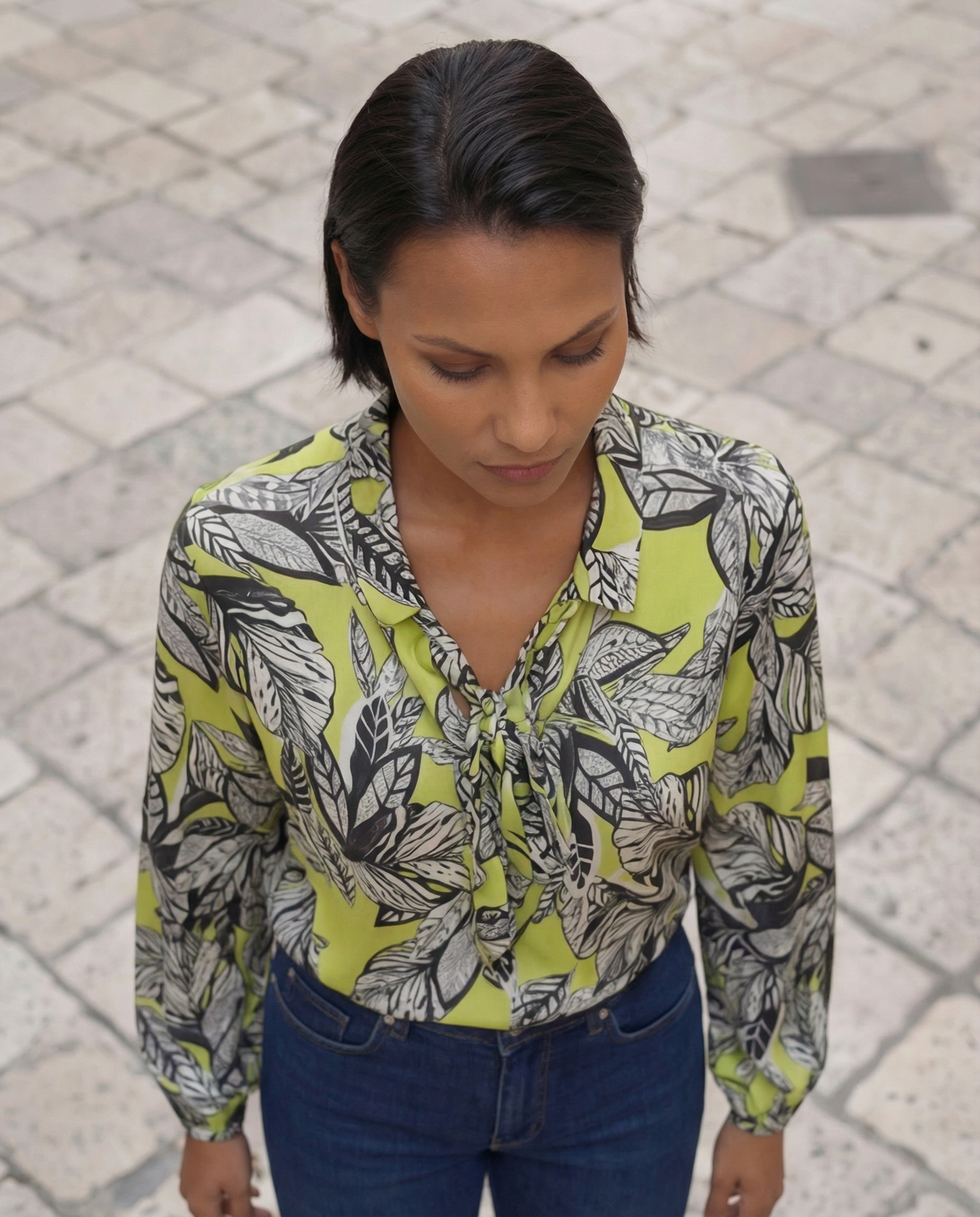 Camicia blusa in satin lime fantasia foglie con cravattino